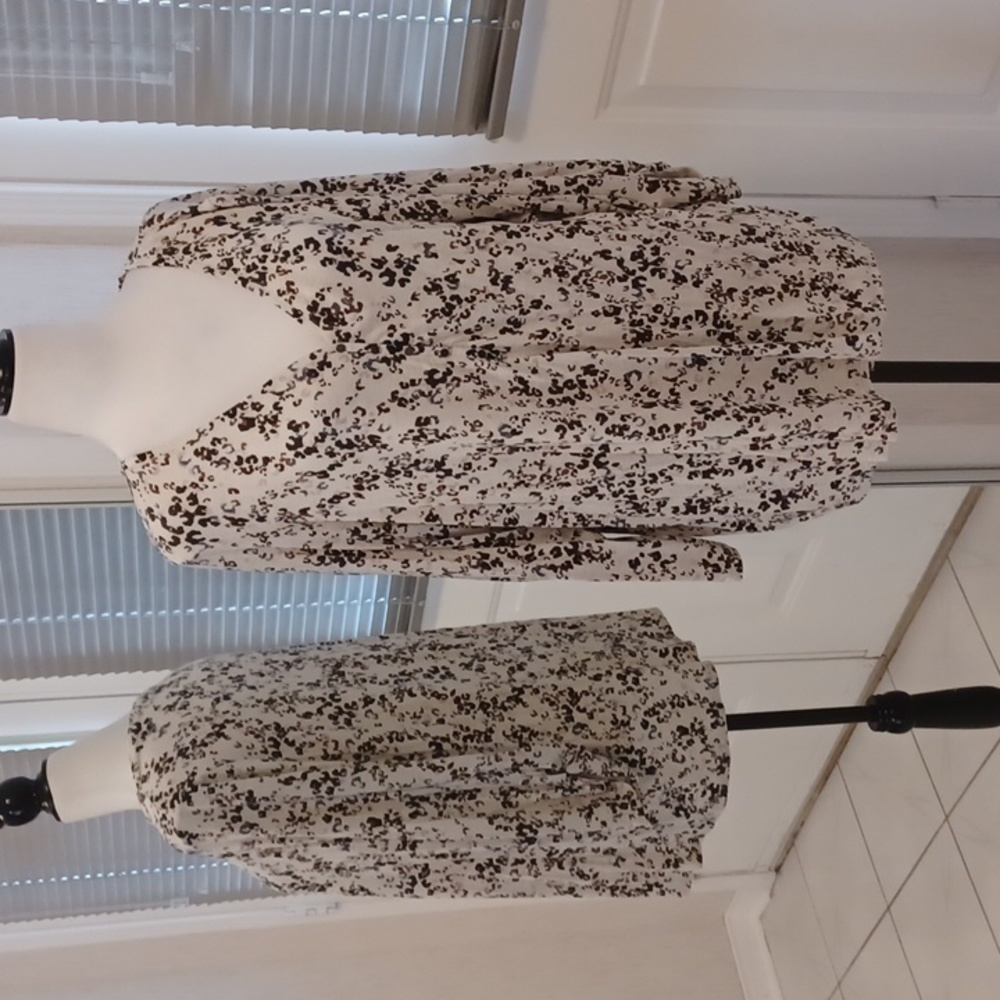 4/$40 Colourful V-neck Top - Size 2X
